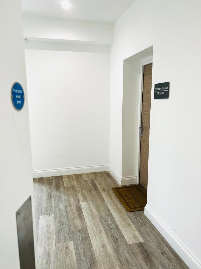 Apartamento The Penthouse Margate, Balconies, Sea View, Gated Parking, Air Con! Exterior foto